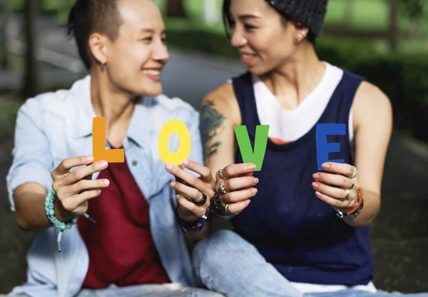 Pareja lesbiana sosteniendo cartas — Foto de Stock