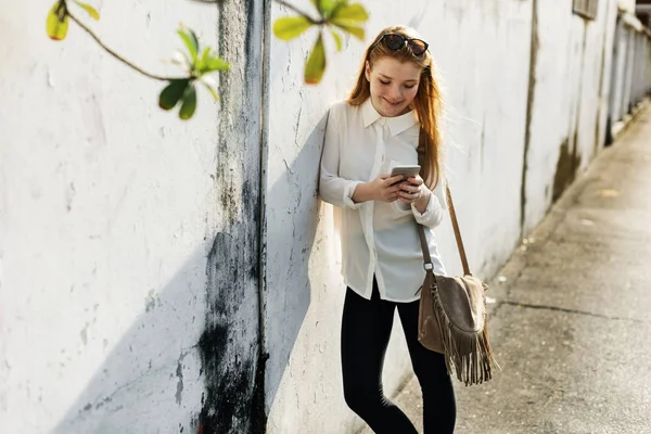 Chica usando smartphone —  Fotos de Stock