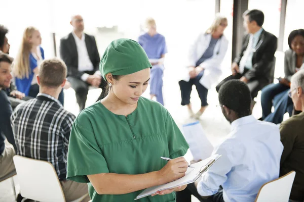 Ärzte treffen sich im Krankenhaus — Stockfoto