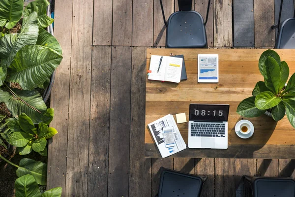 Цифровой ноутбук на деревянном столе — стоковое фото