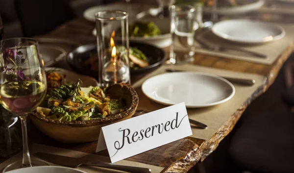 레스토랑에 예약된 제공된 테이블 — 스톡 사진