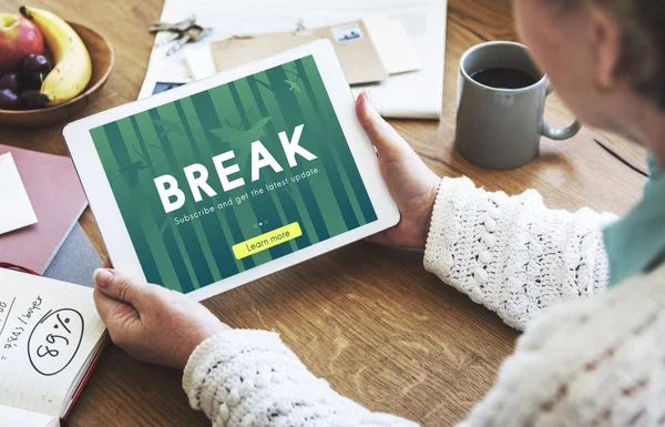 Dijital tablet tutan kadın 