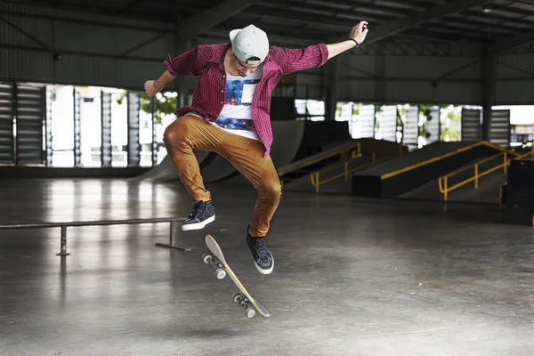 Skater menino fazendo truque — Fotografia de Stock