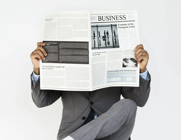 Homme d'affaires lecture journal — Photo