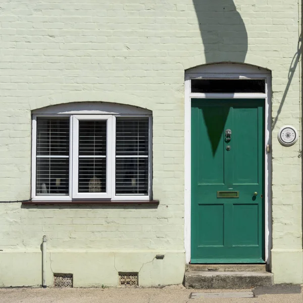 Цегляний будинок з дверима і вікном — стокове фото