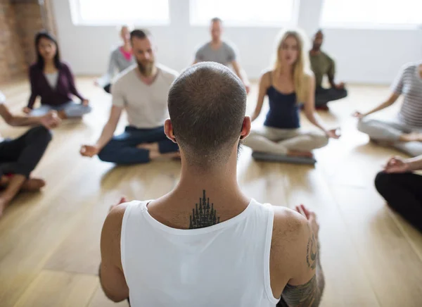 Pessoas fazendo joga na classe — Fotografia de Stock