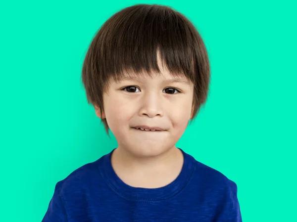 Милий азіатських хлопчик, кусаючи губи — стокове фото