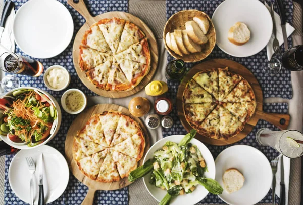 Nahaufnahme von Pizza auf dem Tisch — Stockfoto
