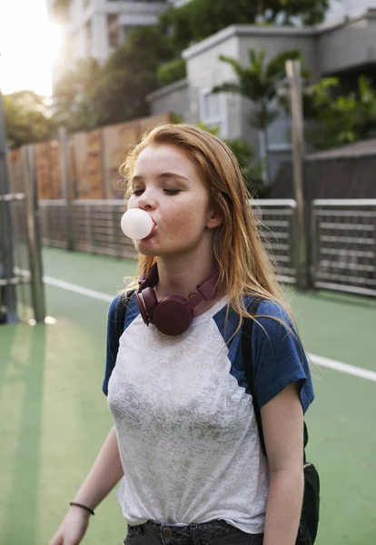 Chica soplando goma de mascar — Foto de Stock