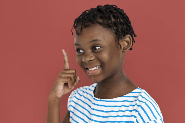 Africano menina apontando dedo para cima — Fotografia de Stock