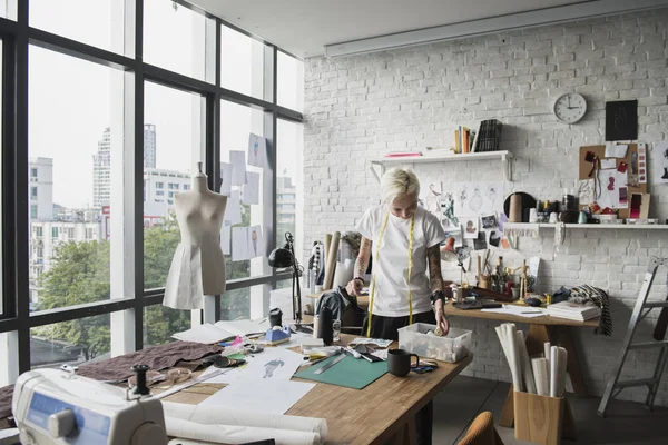 Diseñador de moda trabajando en Showroom — Foto de Stock