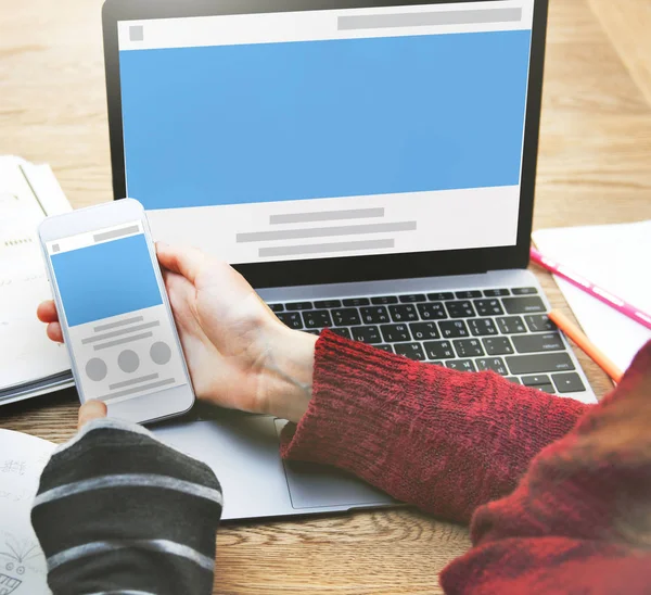 Women using phone and laptop — Stock Photo, Image