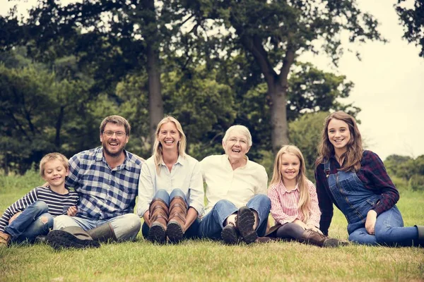 Prachtige familie buitenshuis — Stockfoto