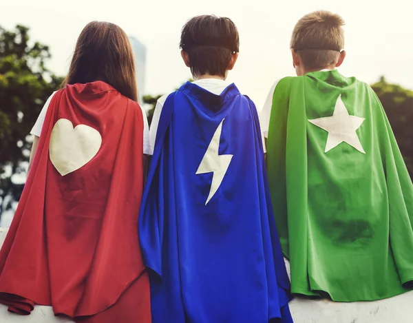 Niños con disfraces superhéroes —  Fotos de Stock