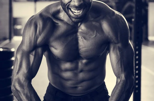 Man exercising in gym — Stock Photo, Image