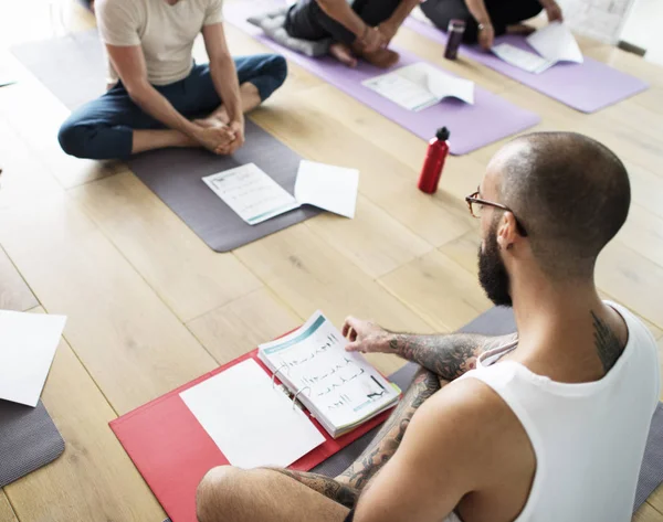 Ludzi robi joga w klasie — Zdjęcie stockowe