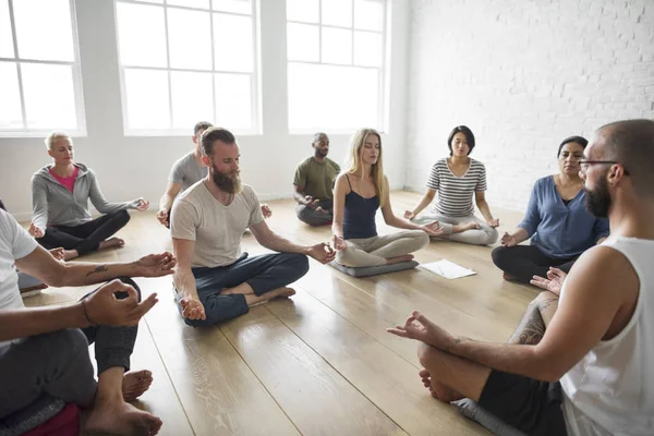 Pessoas fazendo joga na classe — Fotografia de Stock