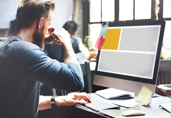 Geschäftsmann arbeitet am Computer — Stockfoto