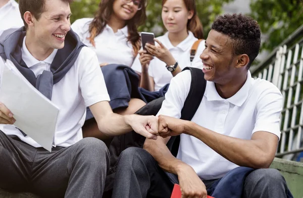 Student vrienden samen — Stockfoto