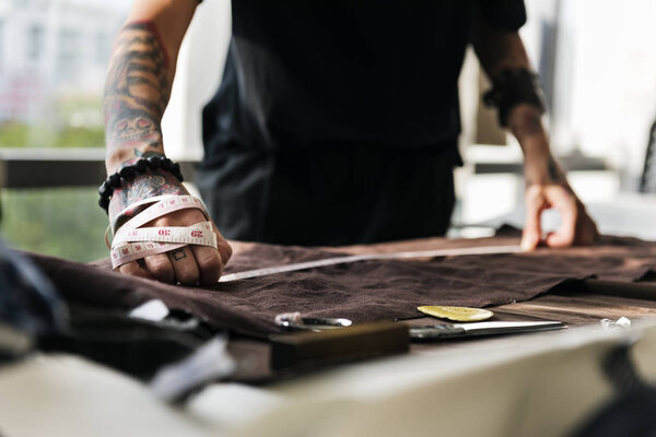  модельер работает в шоу-руме
