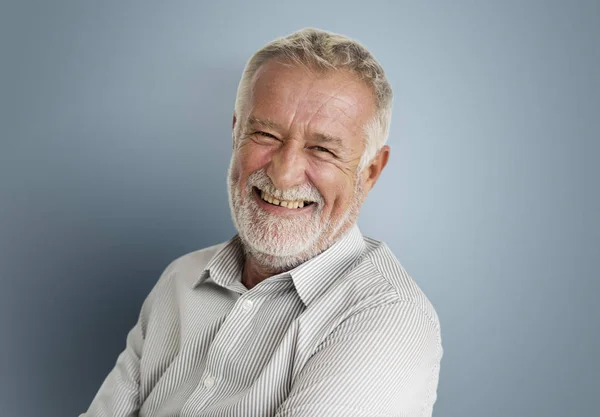 Retrato do homem idoso sorrindo — Fotografia de Stock