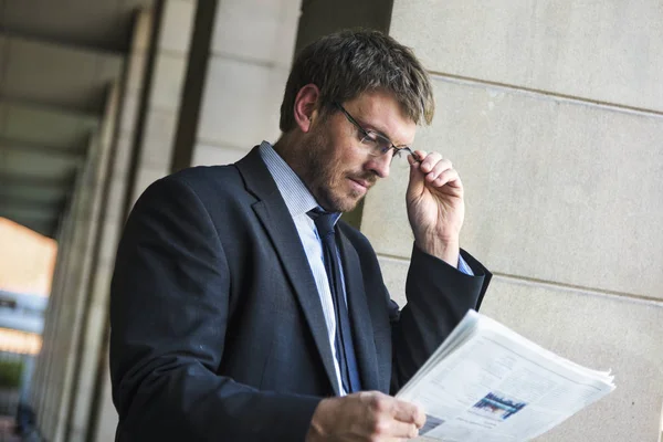 Affärsman läsa tidningen — Stockfoto