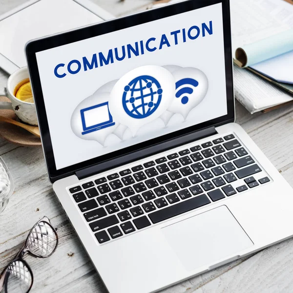 çalışma alanı tablo açılan laptop