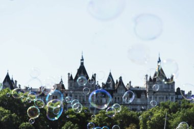 Sabun köpüğü ve Parlamento Binası 
