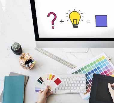 bilgisayarda çalışan tasarımcı