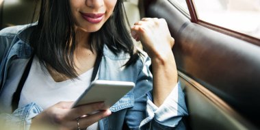 Akıllı telefon kullanan kadın