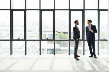 Ofiste çalışan iş adamları.