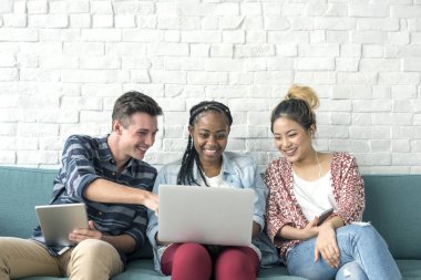 öğrenciler dizüstü bilgisayar kullanıyor