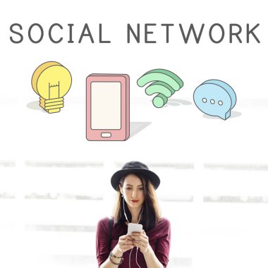 Akıllı telefon kullanan genç bir kadın.