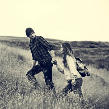 Dağlarda yürüyüş yapan bir çift