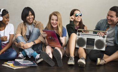 Genç arkadaş dışarı asılı