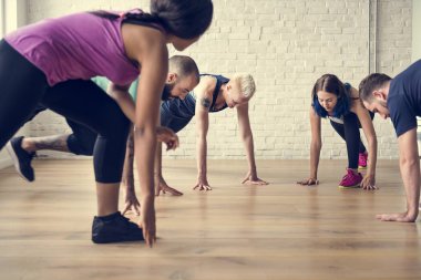 insanlar Yoga pratik yapıyor