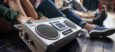 Arkadaşlar vith retro radyo