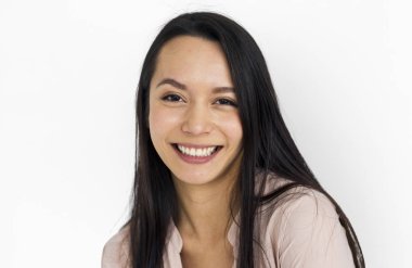 Uzun saçlı genç bir kadın.