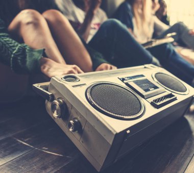 Arkadaşlar vith retro radyo