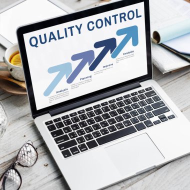 çalışma alanı tablo açılan laptop