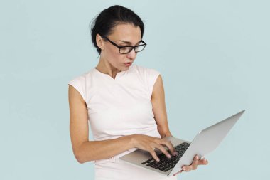 İş kadını Laptop 'ta çalışıyor