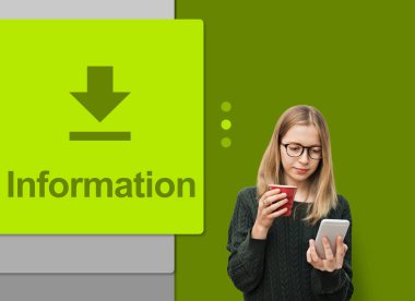Kahve yudumlarken telefon kullanan kadın 
