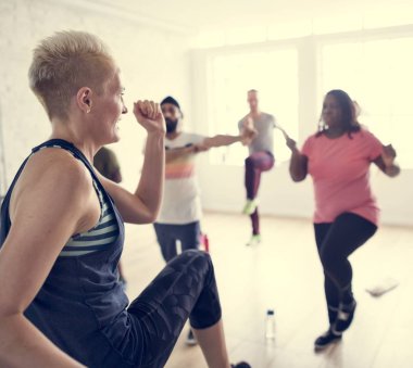 İnsanlar egzersiz sınıfında