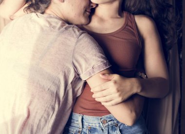 Lezbiyen çift birlikte vakit geçiriyor.