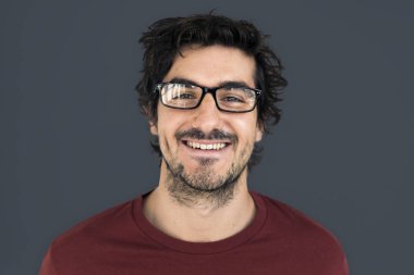 Studio gülümseyen adam