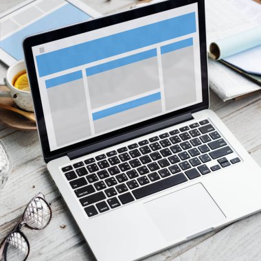 çalışma alanı tablo açılan laptop