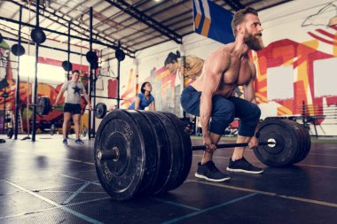 Spor salonunda egzersiz yapan adam.