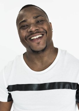 Gülümseyen Afrikalı Amerikalı adam