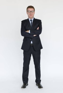 Stüdyoda gülümseyen iş adamı