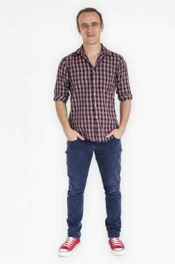 Gülümseyen beyaz adam stüdyo